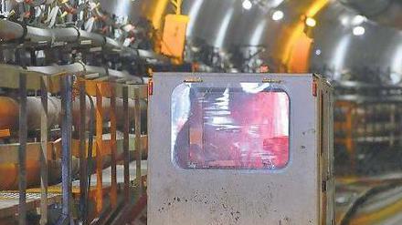Tunnelblick. Die erste Röhre für die U 5 ist fertig, auf den Gleisen sind derzeit noch die Bauzüge unterwegs, die nun die Teile der Tunnelbohrmaschine „Bärlinde“ zurück in den Startschacht am Roten Rathaus bringen. 