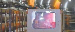 Tunnelblick. Die erste Röhre für die U 5 ist fertig, auf den Gleisen sind derzeit noch die Bauzüge unterwegs, die nun die Teile der Tunnelbohrmaschine „Bärlinde“ zurück in den Startschacht am Roten Rathaus bringen.