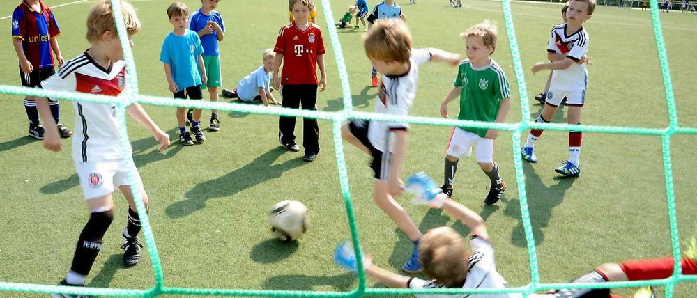 Tor für Deutschland! Nicht nur die Begeisterung für die Nationalmannschaft hat bei Berliner Kindern zugenommen, die Vereine erwarten auch einen Ansturm auf ihre Mannschaften. 