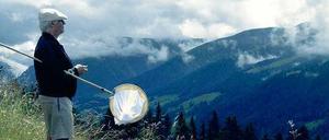 Poet auf der Pirsch. Der Philosoph Heinz Wismann im Outfit Vladimir Nabokovs in Harald Bergmanns Dokufiction „Der Schmetterlingsjäger“.