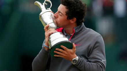 Rory McIlroy freut sich über den Claret Jug, den Pokal der British Open.