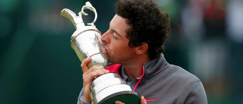 Rory McIlroy freut sich über den Claret Jug, den Pokal der British Open.