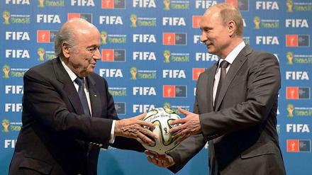 Fifa-Präsident Blatter (l.) übergibt Russlands Präsident Putin die nächste WM