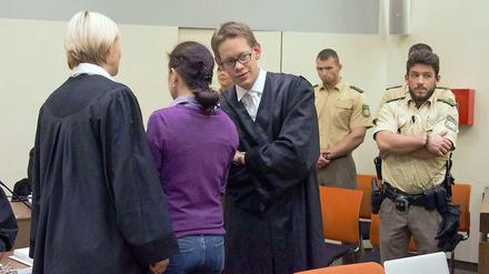 Die mutmaßliche Rechtsterroristin Beate Zschäpe zwischen ihren Anwälten Anja Sturm (links) und Wolfgang Heer (rechts). Außerdem wird sie von Wolfgang Stahl beim NSU-Prozess am OLG München verteidigt. 