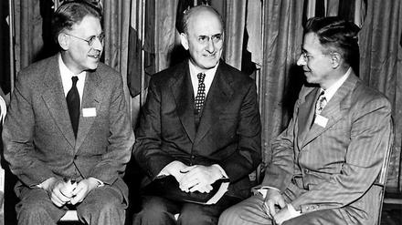 Der US-Finanzminister Henry Morgenthau Jr. (M) in einem informellen Gespräch mit Kanadas Finanzminister J. L. Lesley (L) und dem sowjetischen Delegierten M. S. Stepanow am Rande der Tagung. Vom 1. bis 22. Juli 1944 fand in Bretton Woods im Bundesstaat New Hampshire die Währungs- und Finanzkonferenz unter Leitung des US-Amerikaners Harry Dexter White und des britischen Ökonomen John Maynard Keynes statt. Die Konferenz begründete das heutige Weltwirtschaftssystem. In Bretton Woods wurde die Gründung des Internationalen Währungsfonds (IWF) und der Internationalen Bank für Wiederaufbau und Entwicklung (IBRD, Weltbank) beschlossen.