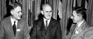 Der US-Finanzminister Henry Morgenthau Jr. (M) in einem informellen Gespräch mit Kanadas Finanzminister J. L. Lesley (L) und dem sowjetischen Delegierten M. S. Stepanow am Rande der Tagung. Vom 1. bis 22. Juli 1944 fand in Bretton Woods im Bundesstaat New Hampshire die Währungs- und Finanzkonferenz unter Leitung des US-Amerikaners Harry Dexter White und des britischen Ökonomen John Maynard Keynes statt. Die Konferenz begründete das heutige Weltwirtschaftssystem. In Bretton Woods wurde die Gründung des Internationalen Währungsfonds (IWF) und der Internationalen Bank für Wiederaufbau und Entwicklung (IBRD, Weltbank) beschlossen. 