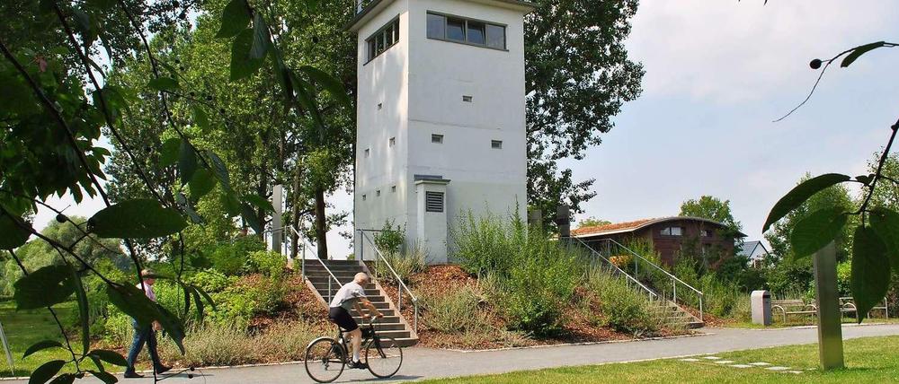 Geschichtsträchtiger Ort auf der Radtour entlang der Havel: Im DDR-Wachturm Nieder Neuendorf, vom dem aus einst die Überwachung entlang des Grenzflusses koordiniert wurde, ist nun ein Museum untergebracht.
