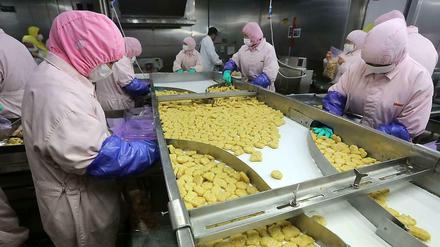 Fleischproduktion bei Husi Food in Schanghai - bevor die Behörden sie gestoppt haben.