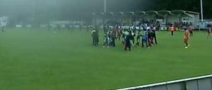 Fans stürmen das Spiel von Maccabi Haifa