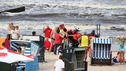DLRG-Retter an der Ostsee versuchen, einen Verunglückten wiederzubeleben.