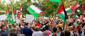 Pro-palästinensische Demonstranten bei dem Protestmarsch am 21. Juli 2014 in Berlin-Wilmersdorf.