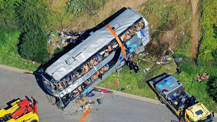 Neun Menschen starben, mehr als 40 Reisende wurden schwer verletzt bei einem schweren Busunglück nahe Dresden.
