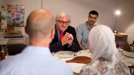 Iftar-Gast: Die Abdallahs (Vordergrund) und Minister Steinmeier