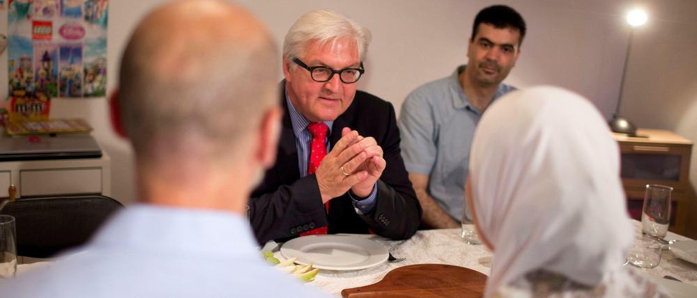 Iftar-Gast: Die Abdallahs (Vordergrund) und Minister Steinmeier