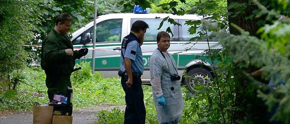Techniker der Kriminalpolizei und Polizeibeamte untersuchen den Fundort des toten Achtjährigen in Freiburg.