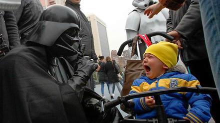 Psst, nicht erschrecken. Ein als Darth Vader verkleideter Aktivist der Piratenpartei der Ukraine auf Wählerfang.