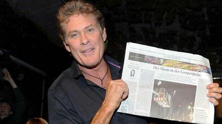 The Hoff mit The Tagesspiegel: David Hasselhoff demonstriert in Berlin für die East Side Gallery und freut sich über die heutige Tagesspiegel-Sonderausgabe mit sämtlichen Bildern des Monuments. Okay, unsere Redakteurin hatte dem Baywatch- und Mauer-Helden vor der Pressekonferenz ein Exemplar in die Hand gedrückt.