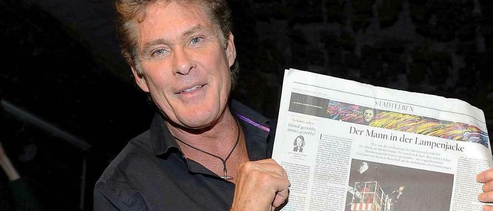 The Hoff mit The Tagesspiegel: David Hasselhoff demonstriert in Berlin für die East Side Gallery und freut sich über die heutige Tagesspiegel-Sonderausgabe mit sämtlichen Bildern des Monuments. Okay, unsere Redakteurin hatte dem Baywatch- und Mauer-Helden vor der Pressekonferenz ein Exemplar in die Hand gedrückt.