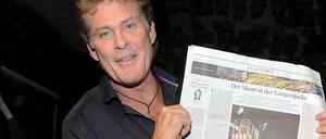 The Hoff mit The Tagesspiegel: David Hasselhoff demonstriert in Berlin für die East Side Gallery und freut sich über die heutige Tagesspiegel-Sonderausgabe mit sämtlichen Bildern des Monuments. Okay, unsere Redakteurin hatte dem Baywatch- und Mauer-Helden vor der Pressekonferenz ein Exemplar in die Hand gedrückt.