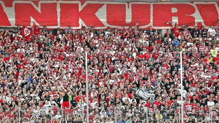 Bald ist dritte Liga: Die Fankurve vom Halleschen FC.
