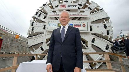 Rüdiger Grube, Vorstandsvorsitzender der Deutschen Bahn, hier anlässlich einer Tunneltaufe bei Stuttgart vor einer Tunnelbohrmaschine. Auf einer Länge von 9,5 Kilometern verbindet der Fildertunnel den im Stuttgarter Talkessel liegenden Hauptbahnhof mit der rund 155 Meter höher liegenden Filderebene. 