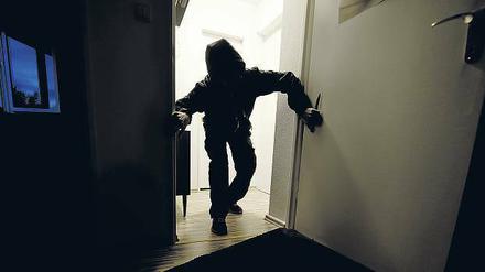 Eindringling. Ein Einbruch in die eigene Wohnung geht vielen Menschen sehr nah. Um den Schaden zu begrenzen, sollte man einige Dinge beachten.