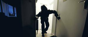Eindringling. Ein Einbruch in die eigene Wohnung geht vielen Menschen sehr nah. Um den Schaden zu begrenzen, sollte man einige Dinge beachten.