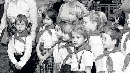 Eine Gruppe Jungpioniere stellt sich für ein Foto auf (1980).