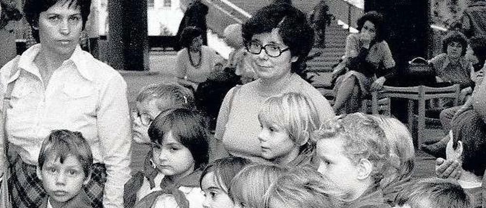 Eine Gruppe Jungpioniere stellt sich für ein Foto auf (1980).
