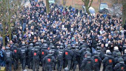 Tatort Weserstadion: Polizeieinsatz im März am Rande des Spiels Werder Bremen gegen HSV.