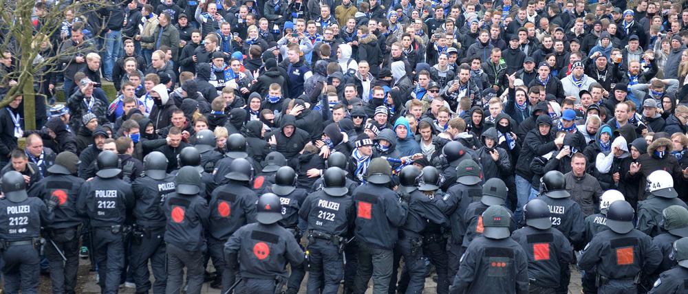 Tatort Weserstadion: Polizeieinsatz im März am Rande des Spiels Werder Bremen gegen HSV.