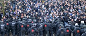 Tatort Weserstadion: Polizeieinsatz im März am Rande des Spiels Werder Bremen gegen HSV.