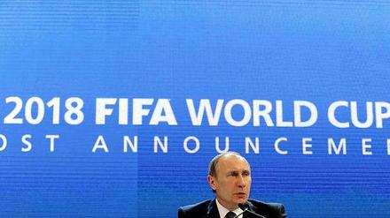 Putin und die Fifa: In Russland soll die WM 2018 stattfinden. Das wollen Politiker aus der EU verhindern.