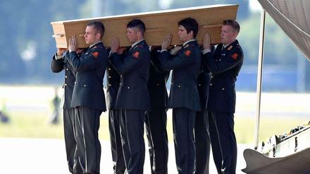 Die ersten Leichen der MH17-Katastrophe waren am Mittwoch in Eindhoven eingetroffen