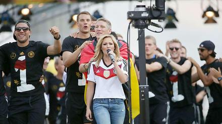 Logo-Parade. Auch Helene Fischer trug bei der WM-Siegesfeier am Brandenburger Tor das DFB-Trikot mit Adler-Logo.