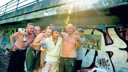 Zuhause am Zoo. Mischa, Matthias, Yves, Dennis, „Papa“ Bernd und Lothar. Sie und die anderen halten zusammen, sagen sie. Bahnchef Rüdiger Grube hat sie jetzt besucht.