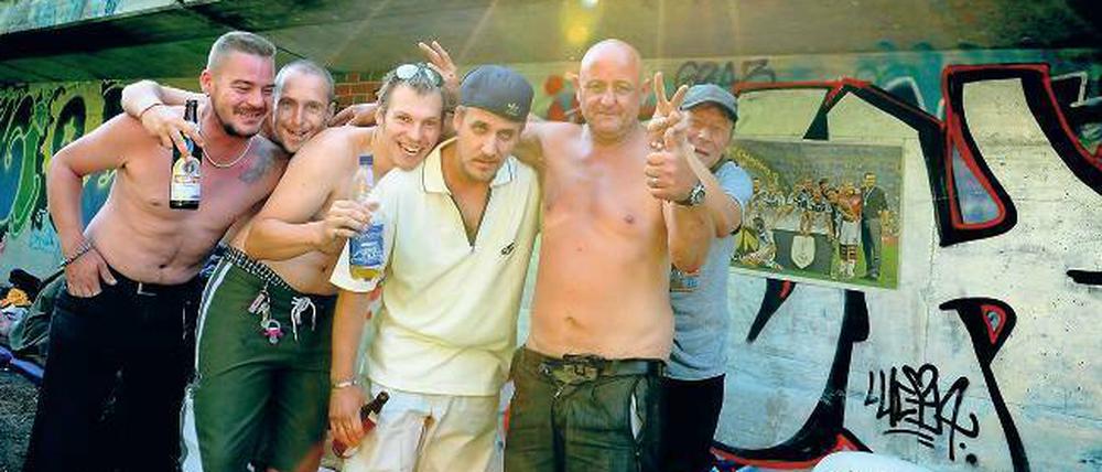 Zuhause am Zoo. Mischa, Matthias, Yves, Dennis, „Papa“ Bernd und Lothar. Sie und die anderen halten zusammen, sagen sie. Bahnchef Rüdiger Grube hat sie jetzt besucht.