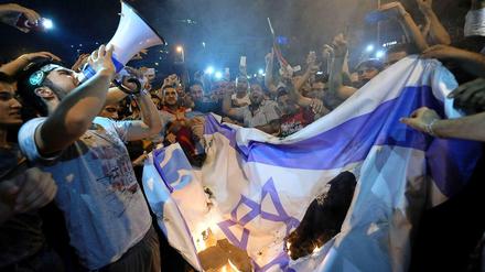 Brennende Fahnen. Premierminister Erdogan hat die Stimmung erst angeheizt und rudert jetzt etwas halbherzig wieder zurück. So viel anti-israelische Emotion bringt ihn außen- und innenpolitisch doch wieder in Schwierigkeiten. 