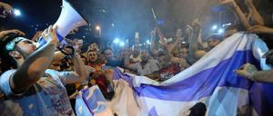 Brennende Fahnen. Premierminister Erdogan hat die Stimmung erst angeheizt und rudert jetzt etwas halbherzig wieder zurück. So viel anti-israelische Emotion bringt ihn außen- und innenpolitisch doch wieder in Schwierigkeiten. 