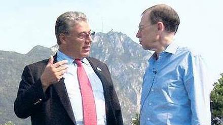 Spekulationen. Filmemacher Viktor Giacobbo (rechts) diskutiert mit dem Schweizer Politiker Filippo Lombardi. 