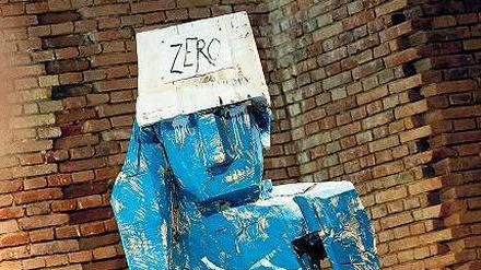 Mit der Fähre angereist. Georg Baselitz’ große Holzskulptur „Volk Ding Zero – Volk Think Zero“ (2009) in der Insel-Ausstellung „Königsklasse II“.