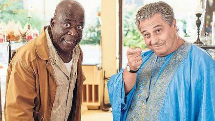 Mensch, Papa! Monsieur Claude (Christian Clavier, rechts) mit André Koffi (Pascal Nzonzi).