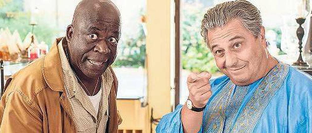 Mensch, Papa! Monsieur Claude (Christian Clavier, rechts) mit André Koffi (Pascal Nzonzi).