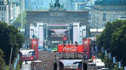 Gemeinsam sind wir stark. Die Fanparty vom Dienstag am Brandenburger Tor. 