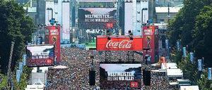 Gemeinsam sind wir stark. Die Fanparty vom Dienstag am Brandenburger Tor. 