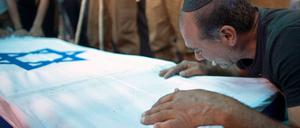 Trauer um die Toten: Ein Israeli nimmt Abschied von seinem Sohn, der bei Gefechten mit der Hamas ums Leben kam.