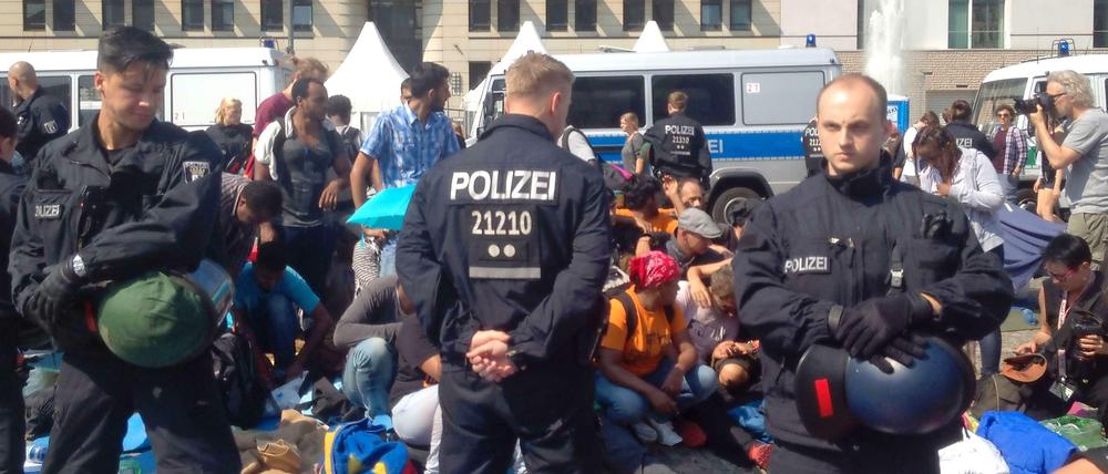 Polizisten kurz vor der Auflösung des Hungerstreiks der Flüchtlinge am Pariser Platz.