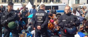 Polizisten kurz vor der Auflösung des Hungerstreiks der Flüchtlinge am Pariser Platz.