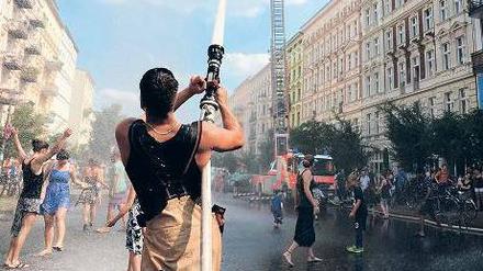 Die Draußendusche. Alles schwitzt, da spielt die Feuerwehr Freund und Helfer. Nicht alle freut das.