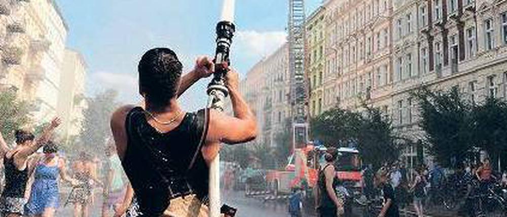 Die Draußendusche. Alles schwitzt, da spielt die Feuerwehr Freund und Helfer. Nicht alle freut das.